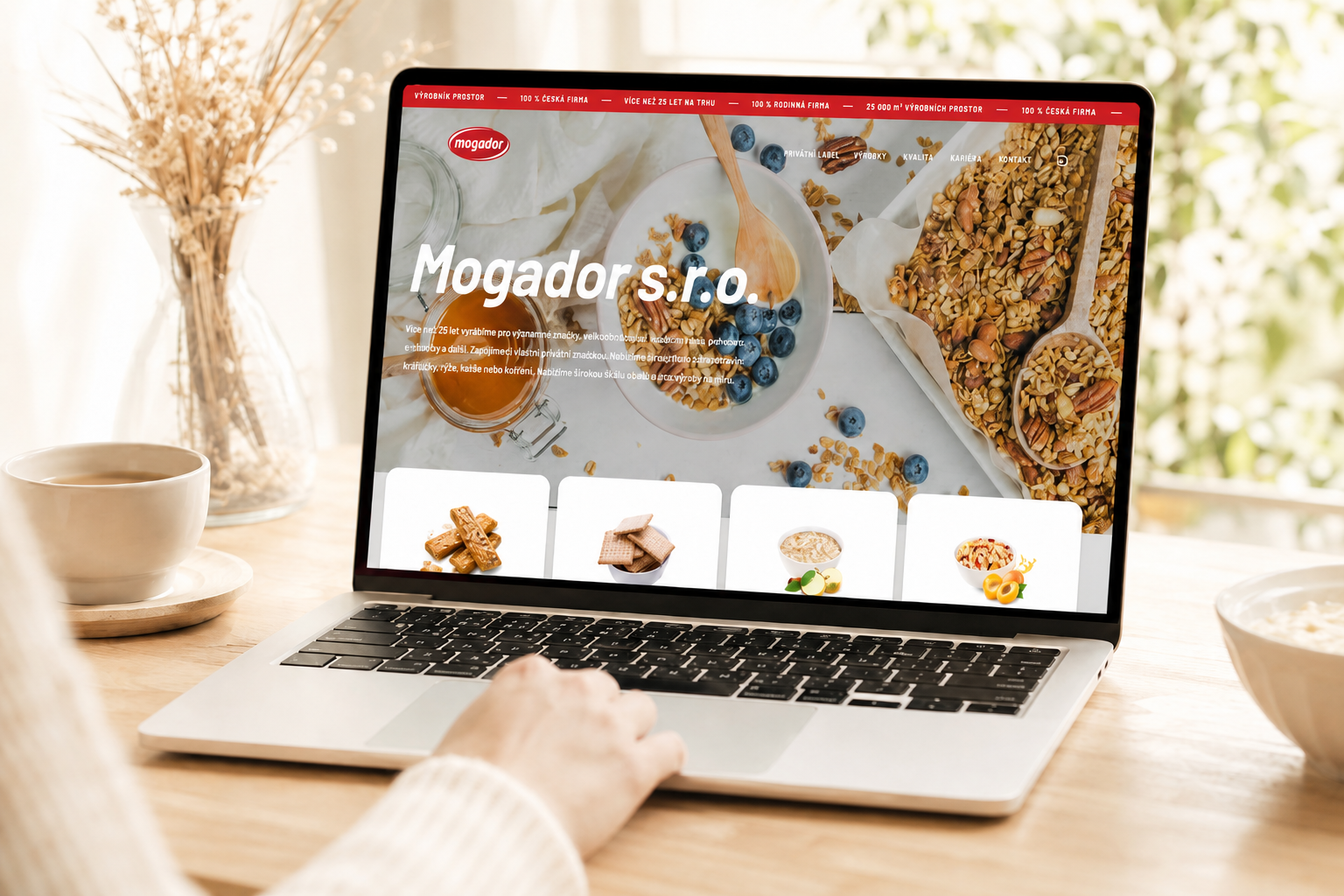 Mockup webu Mogador s.r.o. na notebooku
